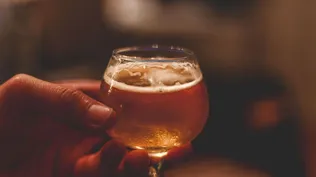 El grupo posee 500 marcas de cerveza, incluidas Budweiser, Becks, Brahma, Stella Artois y Corona.