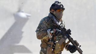 Las unidades de rescate aéreo de la Fuerza Aérea de los Estados Unidos se entrenan intensamente para rescatar a tripulaciones de aviones derribados tras las líneas enemigas.