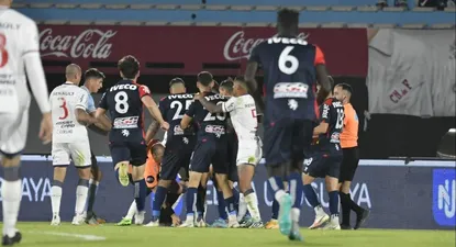 Jugadores de Albion y Nacional en un cruce