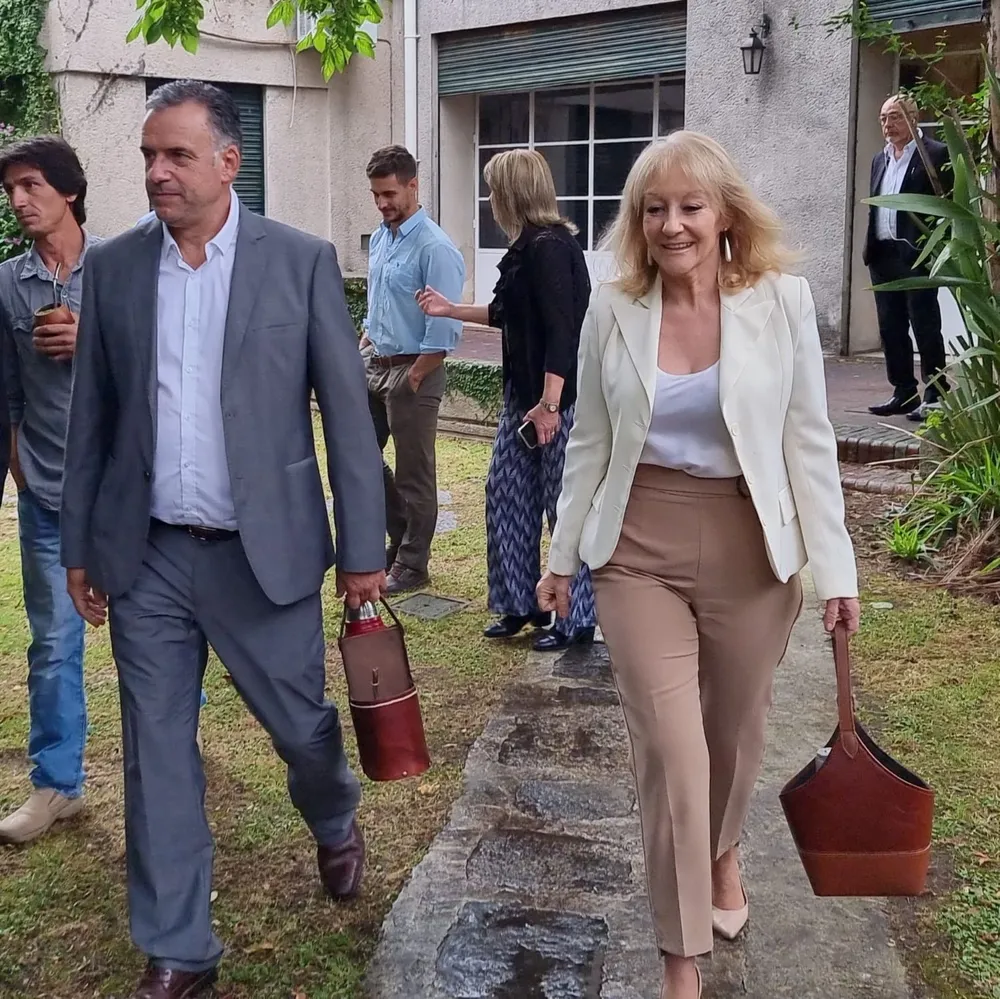 Yamandú Orsi y Carolina Cosse en la nueva sede del Congreso de Intendentes, en el Cefir