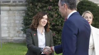 Pedro Sánchez y Díaz Ayuso se saludan tras el rechazo de la presidenta madrileña a acudir a Moncloa.
