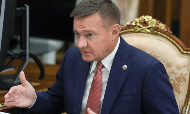 El exministro de Transporte de Rusia Román Starovoit fue hallado muerto con una herida de bala dentro de su auto. EFE
