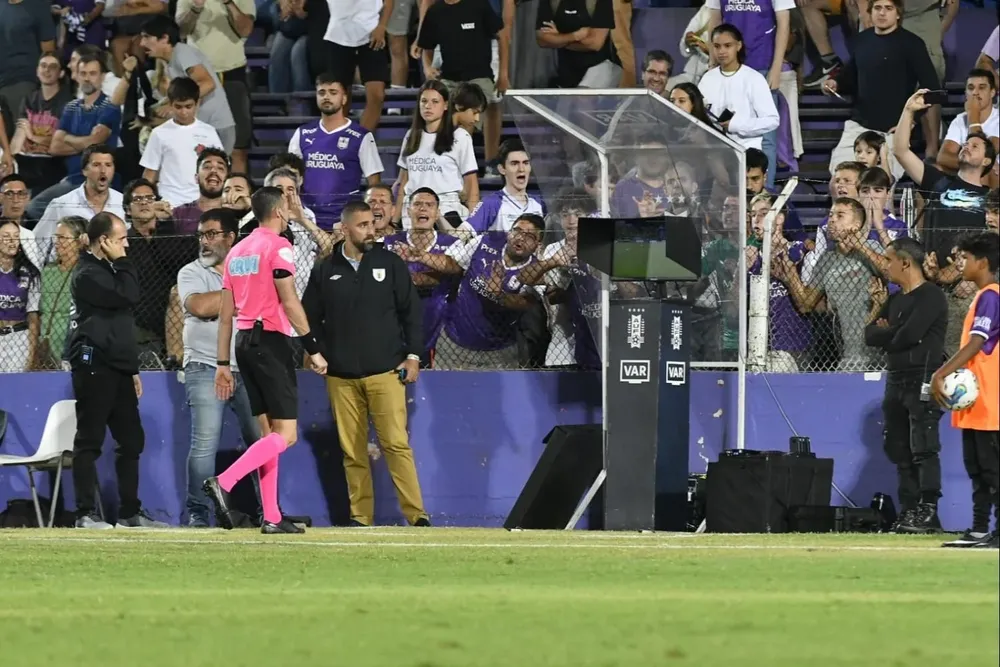 Andrés Matonte va al VAR en el Franizni en Defensor vs Peñarol