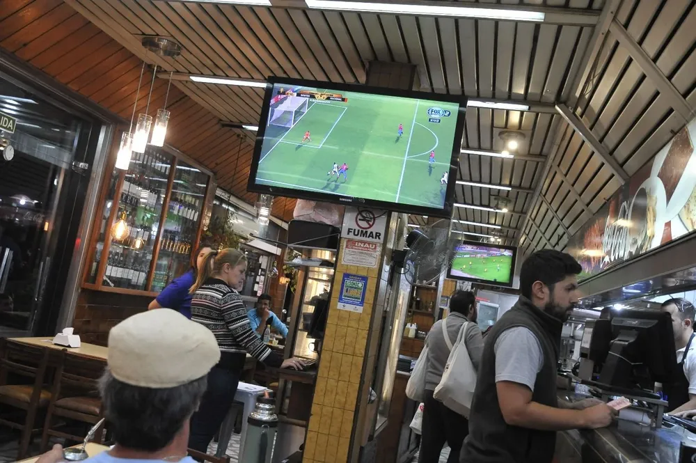 Archivo. Partido clásico en un bar de Montevideo
