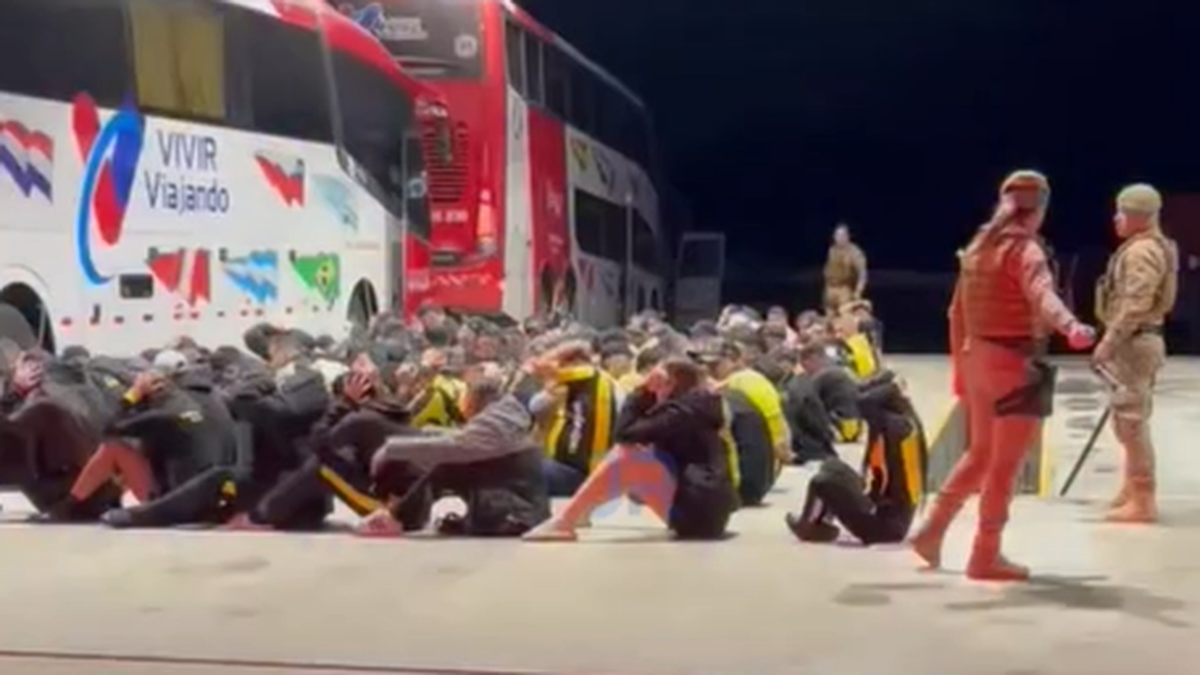 Hinchas de Peñarol robaron whisky en una estación de servicio de Santa Catarina, Brasil, fueron demorados y uno resultó detenido en comisaría; mirá los videos de las cámaras de seguridad
