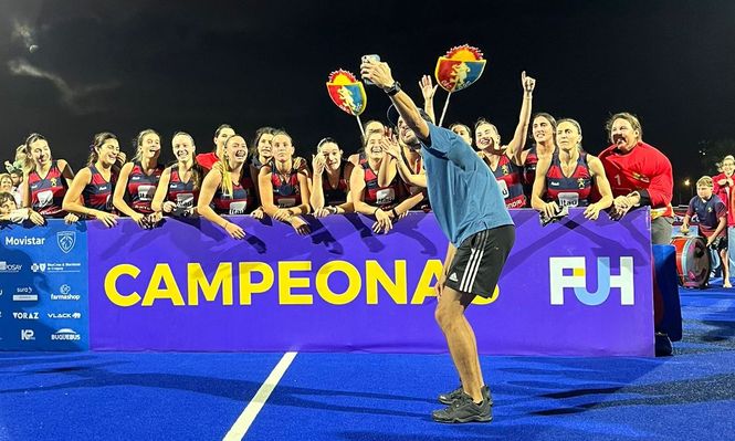 Matías Pereiro y sus campeonas de Old Girls