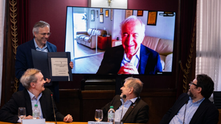 En la última semana, Kliksberg obtuvo el reconocimiento doctor honoris causa por la Universidad de la República (Udelar).