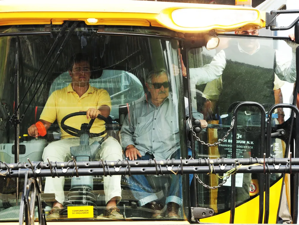 El presidente inauguró la zafra a bordo de una cosechadora