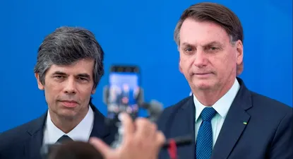 Bolsonaro junto al nuevo ministro de Salud Pública de Brasil