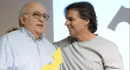 Lacalle Pou entregó uno de los premios a Alberto OBrien.