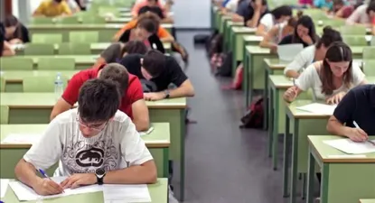 Un grupo de estudiantes rinde exámenes