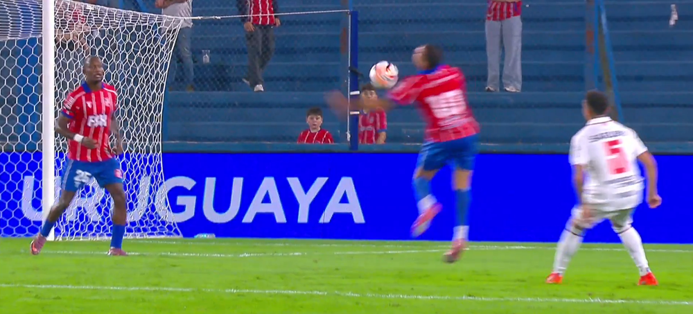 Momento en el que la pelota pega en el brazo de Rodrigo Muniz dentro del área de Central Español