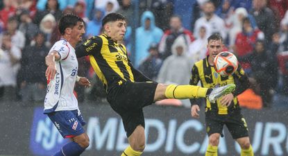Ignacio Sosa de Peñarol ante Lucas Rodríguez de Nacional por la final de la Liga AUF Uruguaya