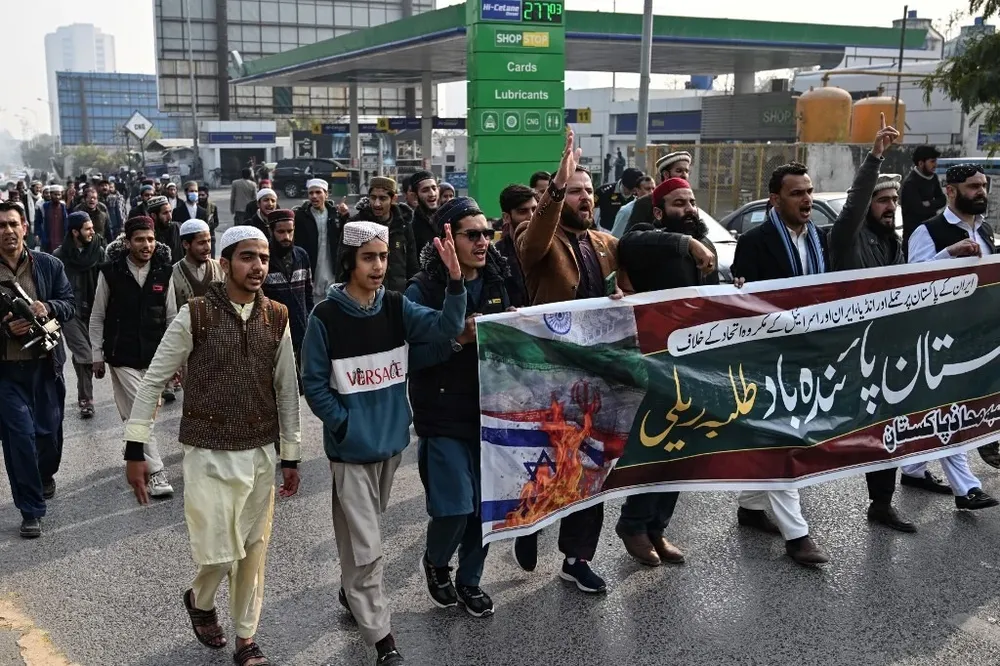 Manifestantes en Islamabad, capital de Pakistán, protestan por los ataques iraníes contra insurgentes baluchíes.