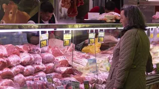 Una clienta revisa los precios de la carne en un comercio de Madrid. 