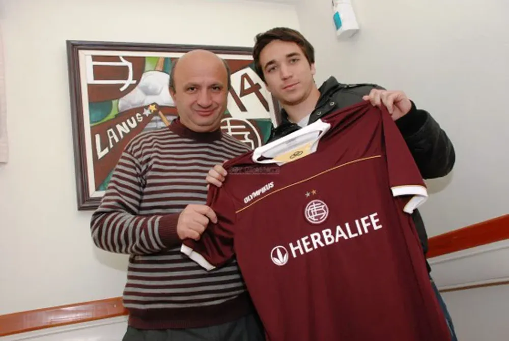 Pereyra posa con su nueva camiseta y el presidente de Lanús