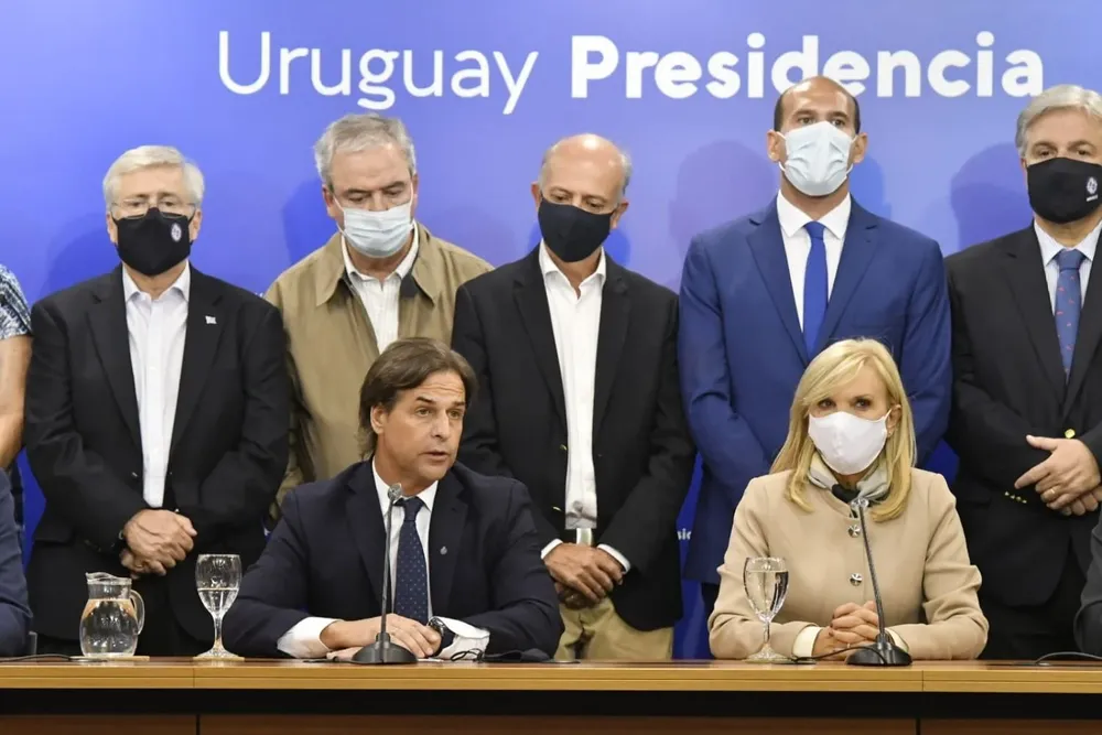 Lacalle junto a Argimón y el resto de su gabinete (archivo)