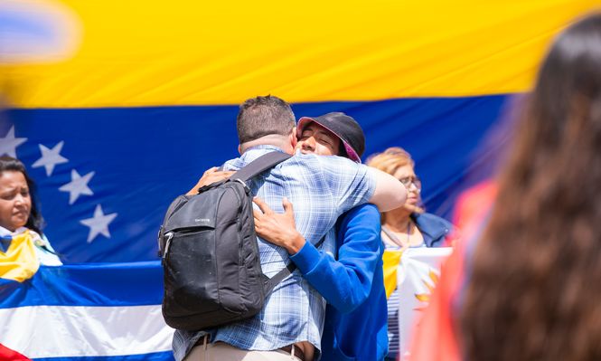 Manifestación de venezolanos en Uruguay, tras el derrocamiento de Nicolás Maduro