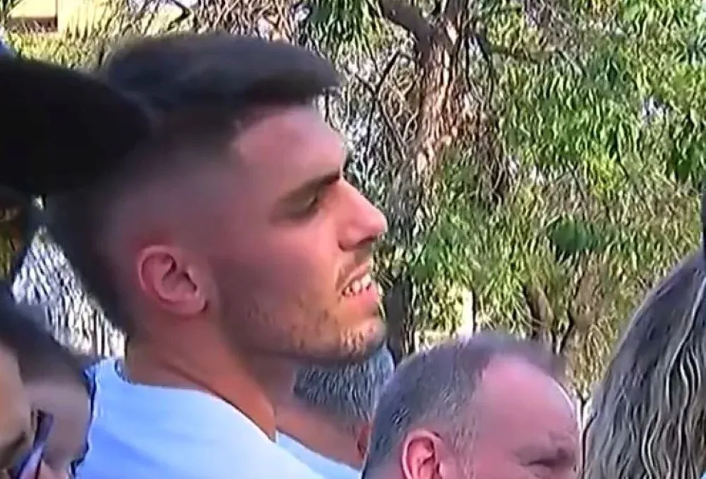 Edgar Elizalde esperando en la puerta de la cancha de Barracas Central para poder ingresar