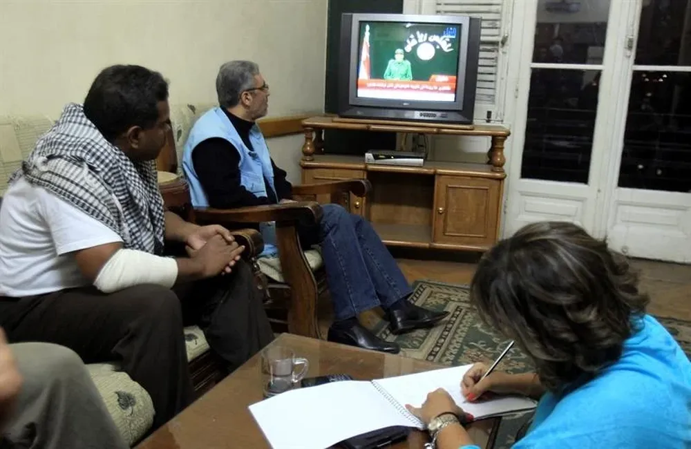 Una familia egipcia sigue el discurso televisado de Husein Tantatui