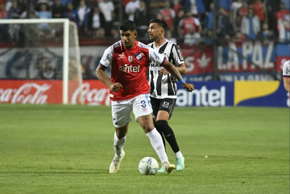 Polenta cometió un penal que no fue sancionado con el VAR