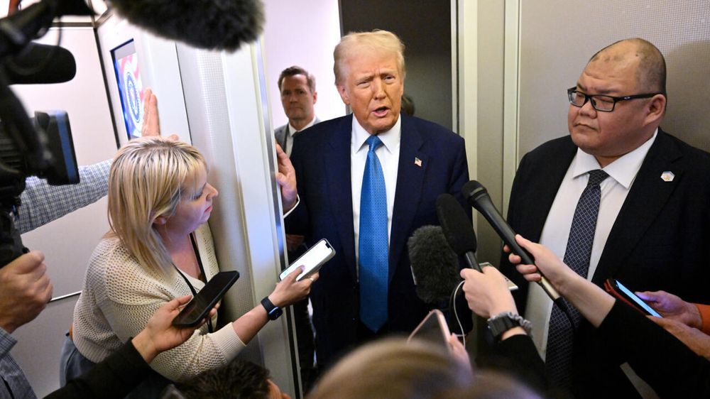 Donald Trump hace unas declaraciones a los periodistas a bordo del Air Force One - AFP.jpg