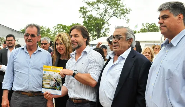 El presidente de la República en el lanzamiento de una nueva zafra apícola.