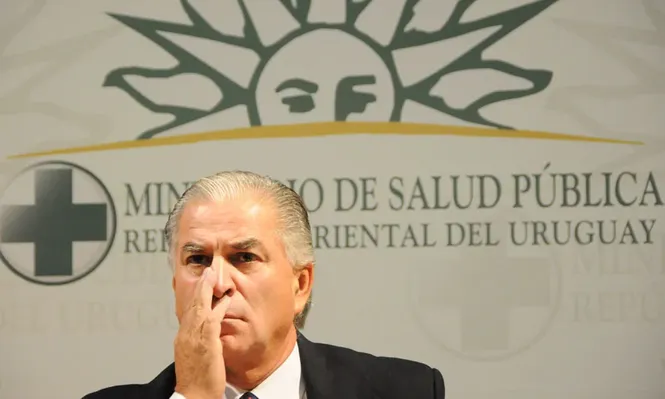 A Venegas se le cae la “biblioteca” que lo apoyaba