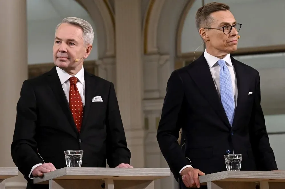 El ex canciller de la Liga Verde Pekka Haavisto (Izq.) y el ex primer ministro del Partido de Coalición Nacional Alexander Stubb (Der.) en un debate previo a las elecciones.