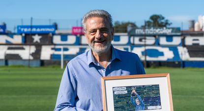 José Luis Palma, presidente de Liverpool Football Club sosteniendo su premio a Mejor dirigente de la liga AUF 2025 de Fútbol x 100