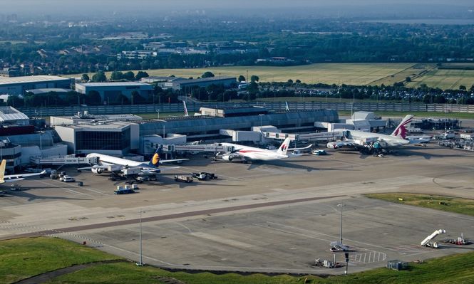 El Aeropuerto Heathrow reanuda sus vuelos tras el incendio que provocó el cierre