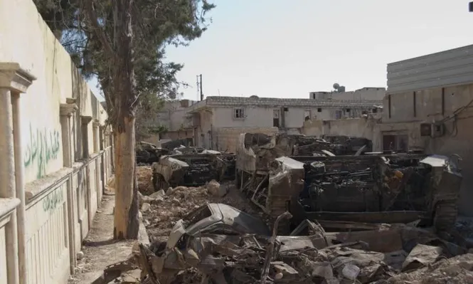 Vehículo del ejército sirio destruido en Alepo