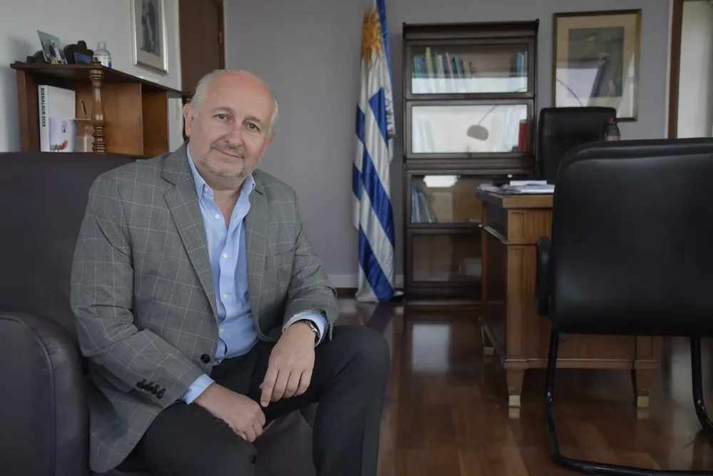 El ministro en su despacho del MEC.