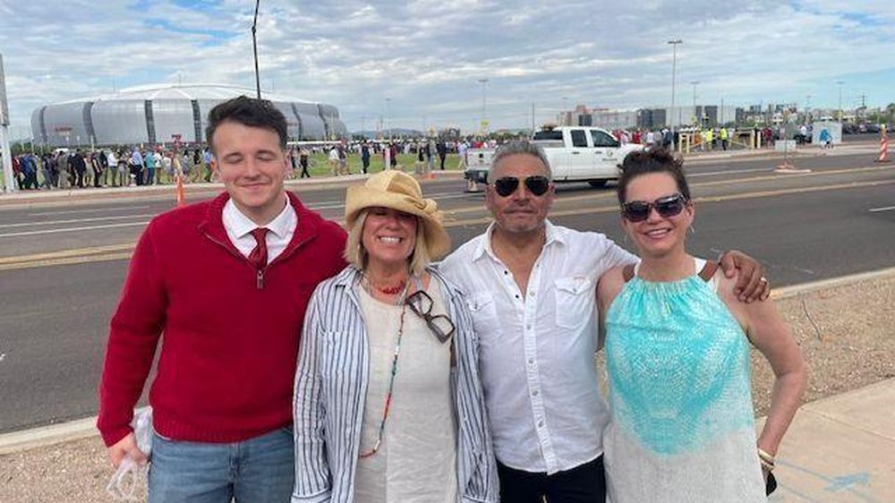 Stephanie y Juan Flores (der.) esperaban con sus amigos poder entrar al estadio.