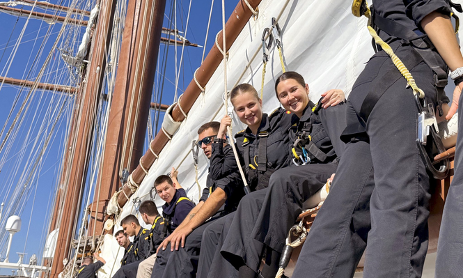 La princesa Leonor junto a sus compañeros de travesía a bordo del buque Juan Sebastián Elcano.