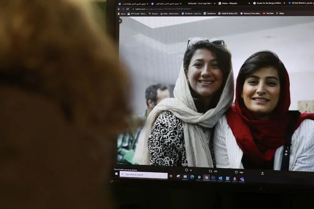 Una mujer mira la imagen de las periodistas de Irán Niloufar Hamedi y Elahe Mohammadi