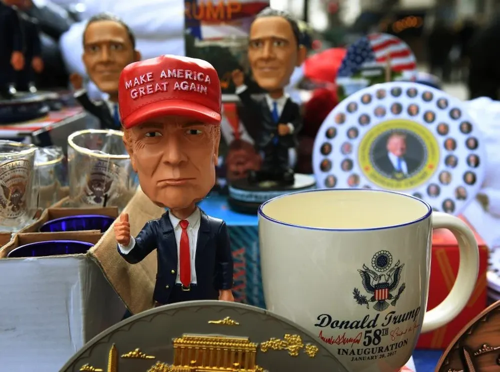 Cientos de comerciantes comienzan a vender mercaderia de Donald Trump en Washington