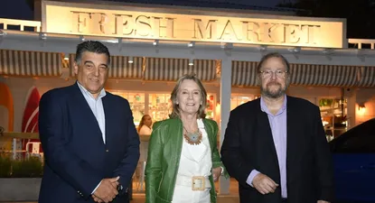 Autoridades en la apertura del local