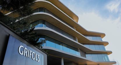 Grifols tiene una deuda de 9.200 millones de euros, una de las preocupaciones del mercado. Pero también un flujo de efectivo deficiente, que hace temer lo que denominan un cash-crunch.&nbsp;