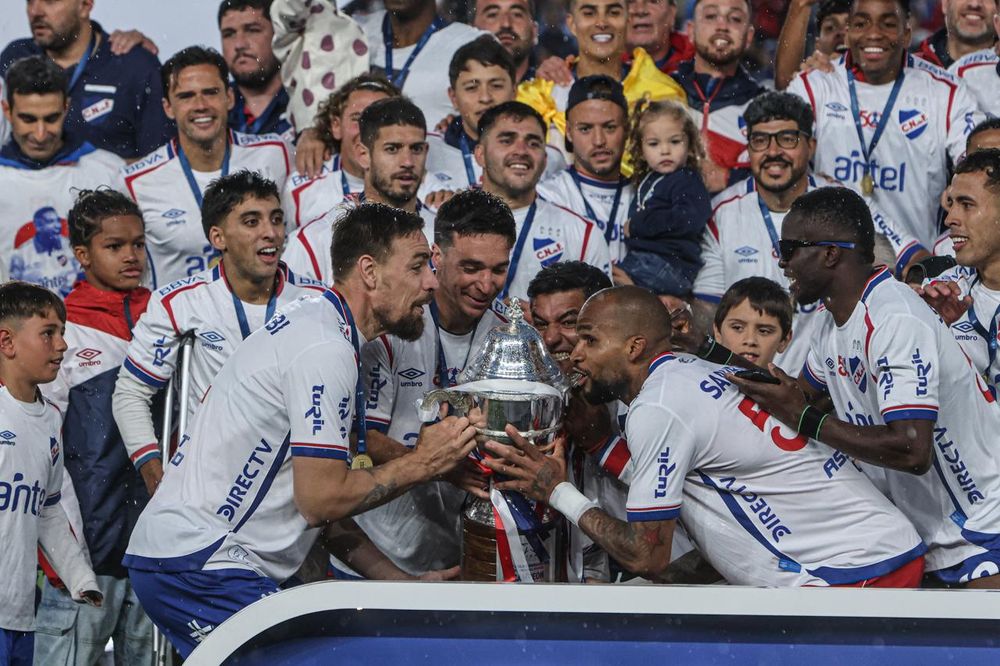 Sebastián Coates, Mauricio Pereyra, Diego Polenta y Luis Mejía