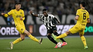 Damián García y Rodrigo Pérez de Peñarol ante Luiz Henrique de Botafogo