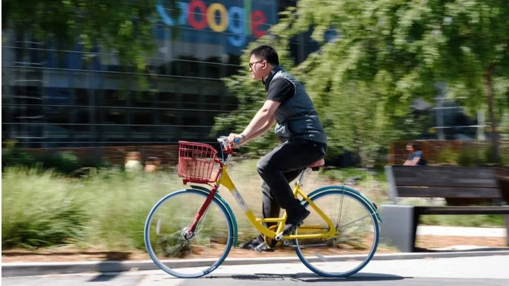 Un empleado que  tiene dos horas de trayecto hasta la oficina se quejó de tener que enfrentar una rebaja del 10% de salario