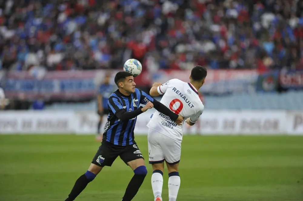 Suárez marcado por Pérez en el primer tiempo