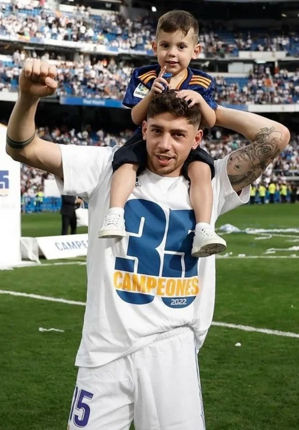 Federico Valverde festejando con su hijo Benicio, la última liga ganada, su segunda en España con Real Madrid
