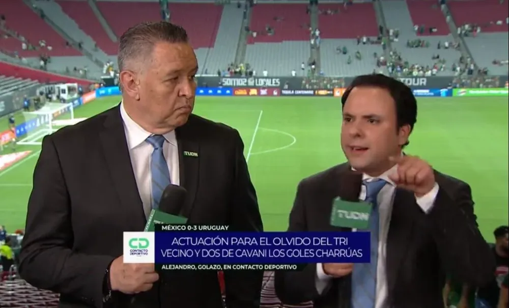 Los periodistas mexicanos Alejandro Berry y Pablo Ramírez tras el Uruguay 3 - México 0