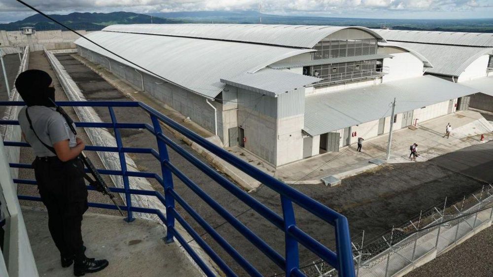 La megacárcel de El Salvador empezó a recibir prisioneros en 2023.