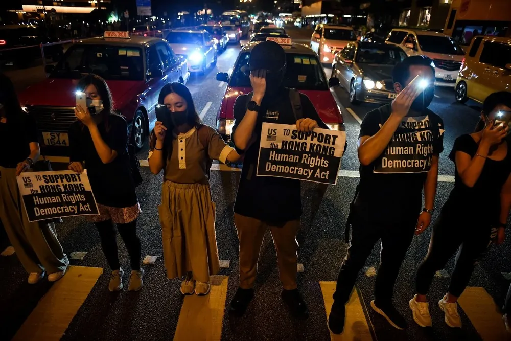 Los manifestantes forman una cadena humana en la calle frente al Centro Cultural de Hong Kong en esa ciudad.
