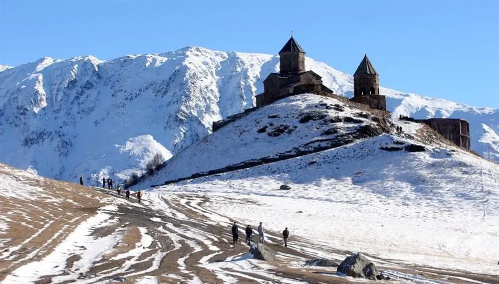 Georgia- La iglesia de la Santa Trinidad en Kazbegi