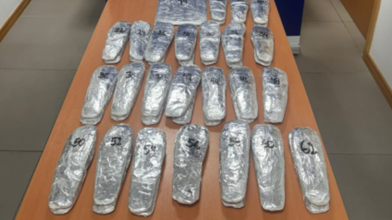 Dos brasileñas fueron detenidas en el Aeropuerto de Carrasco con más de 11 kilos de cocaína: viajaban a Hong Kong con escala en Madrid