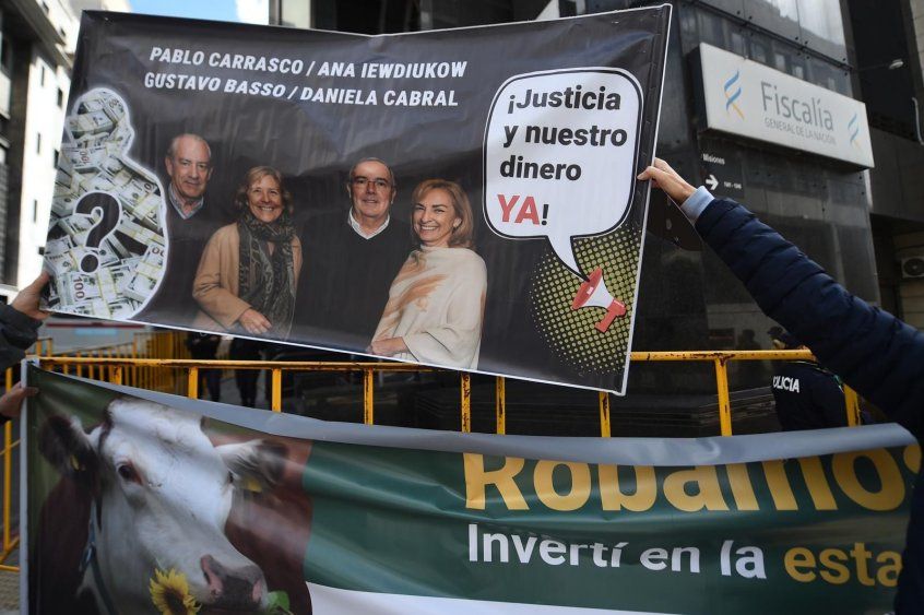 Manifestación de damnificados afuera de Fiscalía durante la declaración de Ana Iewdiukow este lunes 6 de octubre